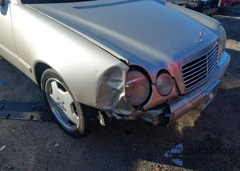 1998 Mercedes-Benz E 320 z USA, uszkodzony, nr VIN WDBJF65F0WA644098